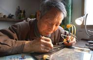 四川八旬微刻老人的70年雕刻艺术：一粒米上的50字故事