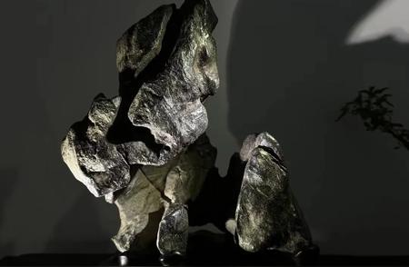 灵璧石：43厘米高，31厘米宽，2厘米厚的神秘顽石